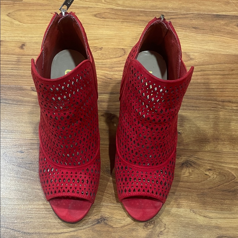 Units Women's Red Peep-Toe Laser-Cut nubuck Booties